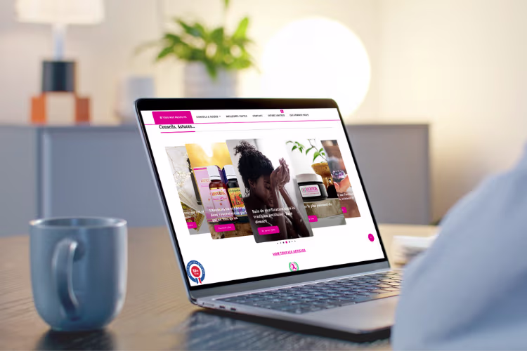 Page d’accueil du site d'Ananda affichée sur un ordinateur portable avec une tasse